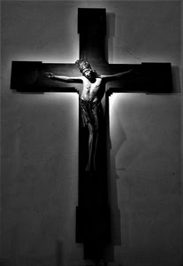crocifisso, croce, luce, ombra, corona, bianconero, gesù, nero, bianco, cristo, parete, scultura, interno, religione