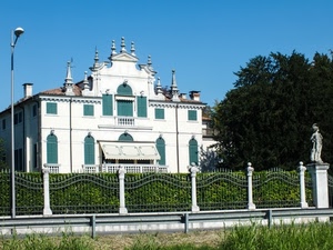 villa, lampione, statua, finestre, recinzione, siepe, tenda, verde, colonne, facciata, bianco, azzurro, cielo, ringhiera, balcone, alberi, albero, balconi