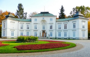 finestre, villa, verde, aiuola, alberi, fiori, palazzo, rosso, erba, tetto, bianco, portone, giardino, cespuglio, cielo, facciata, statue, arco, edificio