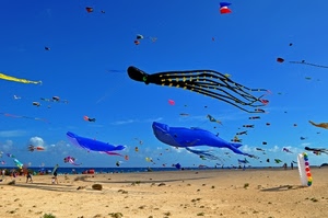 aquiloni, cielo, spiaggia, colori, sabbia, mare, azzurro, vento, blu, balena, piovra, persone, nero, polpo, tanti, multicolore