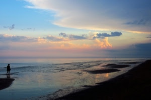 nuvole, mare, cielo, spiaggia, tramonto, persona, alba, acqua, azzurro, riflessi, onde, paesaggio, rosa, bagnasciuga, sole, riflesso