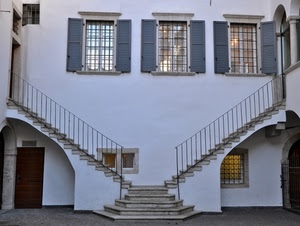 finestre, scale, gradini, tre, porta, casa, inferriate, riflessi