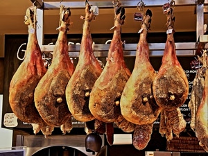 prosciutti, appesi, salumi, cibo, salumeria, salami, prosciutto, campana, campanaccio, maiale, negozio