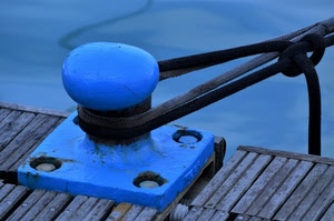 corda, mare, azzurro, blu, acqua, bitta, legno, ferro, banchina, ormeggio, pontile, nodo, cima, attracco, bulloni