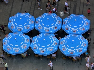 ombrelloni, sedie, piazza, azzurro, sei, lampione, persone, passanti, bar, celeste, rosso, alto, bianco, gente