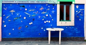 finestra, blu, tavolino, bianco, azzurro, conchiglie, murales, mare, verde, stelle, muro, pesci, tavolo, vetro, scritta