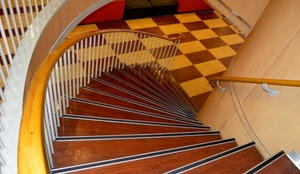 gradini, scala, ringhiera, chiocciola, corrimano, giallo, marrone, pavimento, scale, spirale, legno, piastrelle, scacchi, curva, geometrie