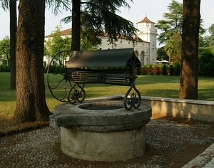 alberi, pozzo, ruota, prato, parco, giardino, villa, castello, torre, erba, verde, tronchi, siepe, palazzo, archi, finestre