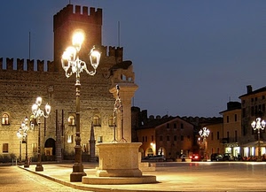 piazza, pozzo, lampioni, merli, luci, castello, torre, case, finestre, notturno, cielo, statua, colonna, palazzi, archi, lampione, marostica, sera