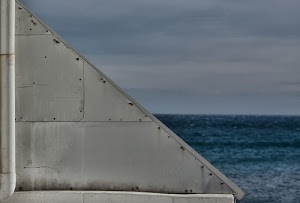 mare, azzurro, cielo, tubo, triangolo, acqua, orizzonte, muro, grigio, nuvole, diagonale