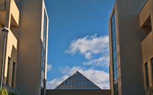 nuvole, cielo, palazzi, finestre, triangolo, vetrate, azzurro, lampione, geometrie, vetro, architettura, balconi, triangoli, piramide, bianco