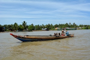 alberi, acqua, fiume, barca, cielo, verde, case, imbarcazione, pescatori, nuvole, palme, persone, azzurro, barche