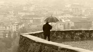 ombrello, uomo, pioggia, panorama, case, bianconero, nebbia, seppia, muretto, città