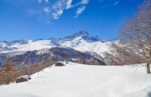 neve, alberi, cielo, montagne, nuvole, inverno, bianco, montagna, case, azzurro, baite, albero, cime, spogli, paesaggio, monti