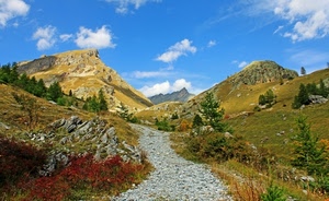 alberi, nuvole, cielo, verde, sentiero, montagna, montagne, rocce, piante, strada, azzurro, autunno, erba, rosso, prati, cime, roccia, sassi