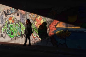 murales, ombre, donna, verde, ombra, nero, rosso, colori, scritte, graffiti, muro, luce, controluce, croce, murale