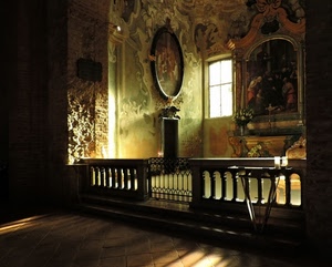balaustra, altare, chiesa, finestra, cancello, quadri, luce, porta, interno, ombre, fiori, dipinti, cappella, quadro, colonnine, affreschi, affresco, cancelletto, gradini, croce, scalini, ceri, ombra