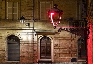 finestre, lampioni, luce, notte, rosso, porte, archi, lampione, portone, portoni, notturno, serranda, strada, balcone, ombra