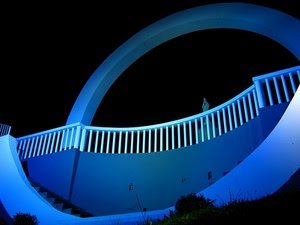 arco, statua, nero, blu, ringhiera, balaustra, notte, azzurro, piante, scale, scalinata, curve, bianco, madonna, gradini, notturno