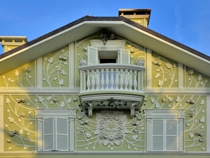 finestre, balcone, liberty, cielo, tetto, colonne, comignolo, camino, casa, balaustra, decori, bianco, azzurro, persiane, decorazioni, comignoli, verde, porta, giallo, bassorilievi, colonnine